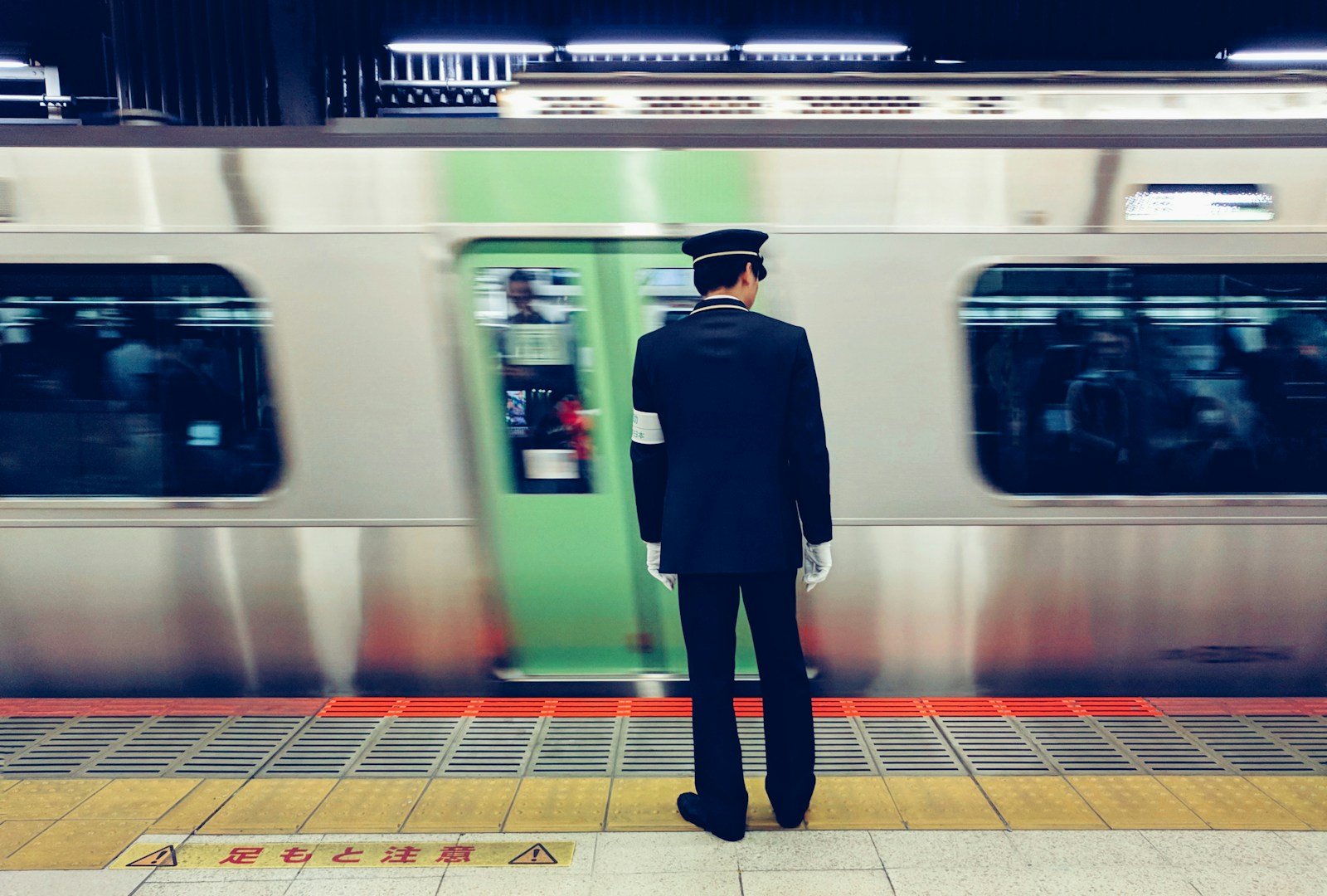 駅構内で誘導する警備員（仮画像）